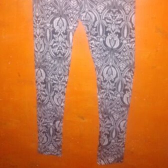 Rue 21 Women's SMALL Petite Stretch Pants black white print Pre Owned - Picture 1 of 4
